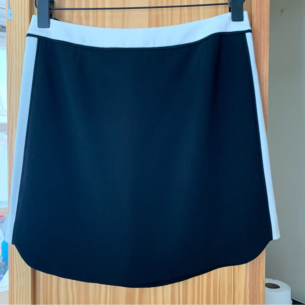 Aritzia Babaton black & off-white crepe skirt. Women’s size 4.